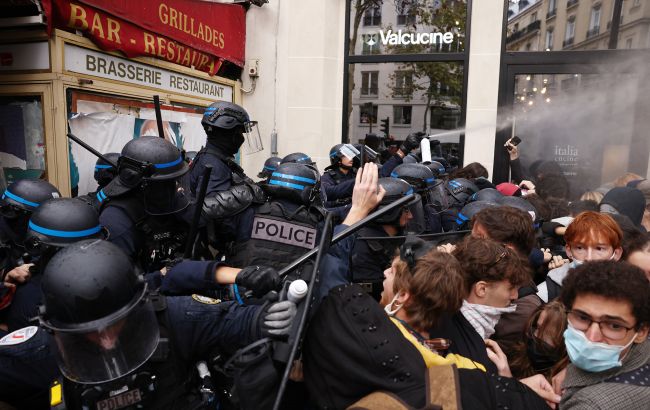 Палять автобуси і будують барикади: масові протести школярів охопили кілька країн Європи (відео)