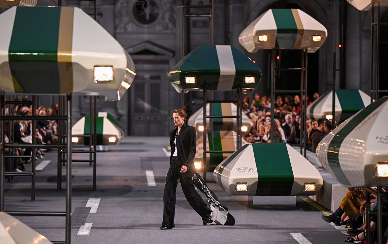 Автомобілі зависли над подіумом: Louis Vuitton влаштував футуристичний фінал Paris Fashion Week