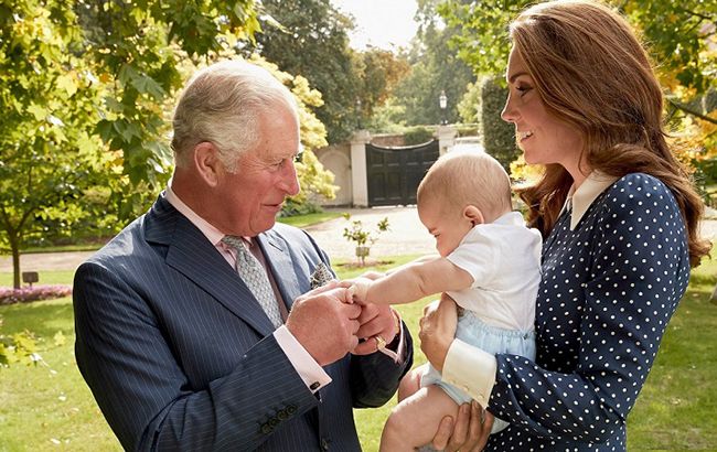 Принцу Луи один год: Кейт Миддлтон показала новые фото именинника