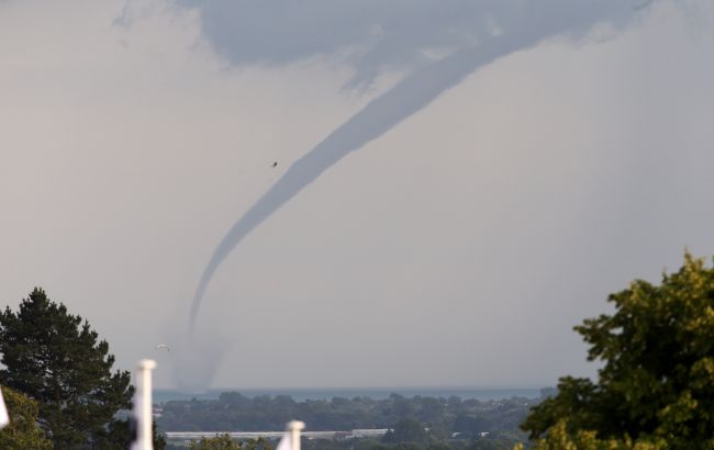 Над Черніговом пронісся смерч: рідкісне явище зняли на відео