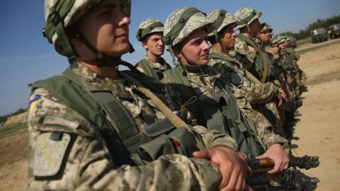 Українці рвуться в бойову бригаду: величезні черги потрапили на фото