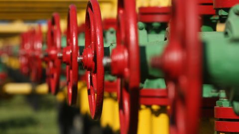 "Газпром" снова отказался от поставок по газопроводу "Ямал-Европа". Газ идет по реверсу