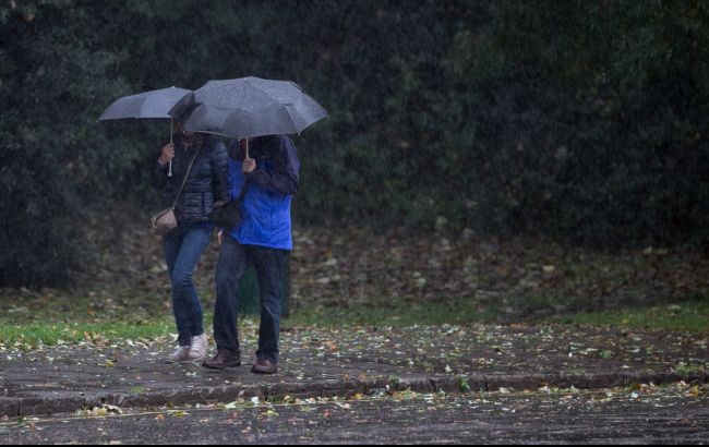 Завтра в некоторых областях Украины ожидаются грозы и шквалы