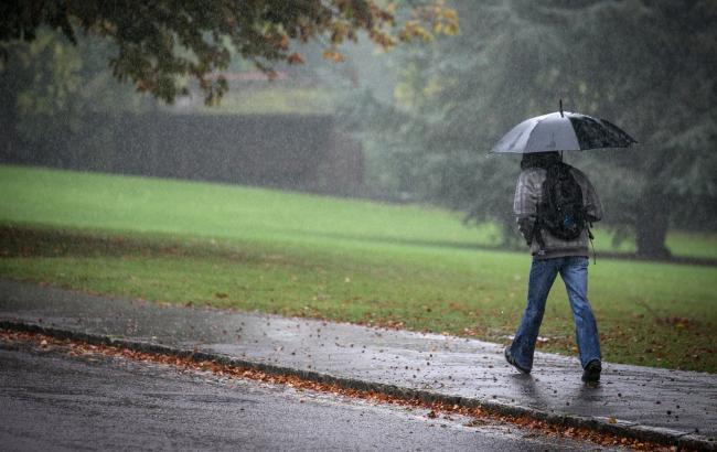 Тепло, местами дождь: синоптики уточнили прогноз погоды на 2 октября