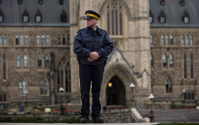 В Торонто невакцинированных полицейских будут отправлять в неоплачиваемый отпуск