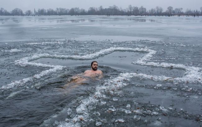 Спасатели просят украинцев воздержаться от массовых купаний на Крещение