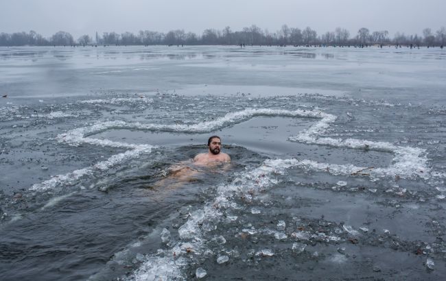 Лікар розповів, чи справді купання в холодній воді корисне для здоров'я