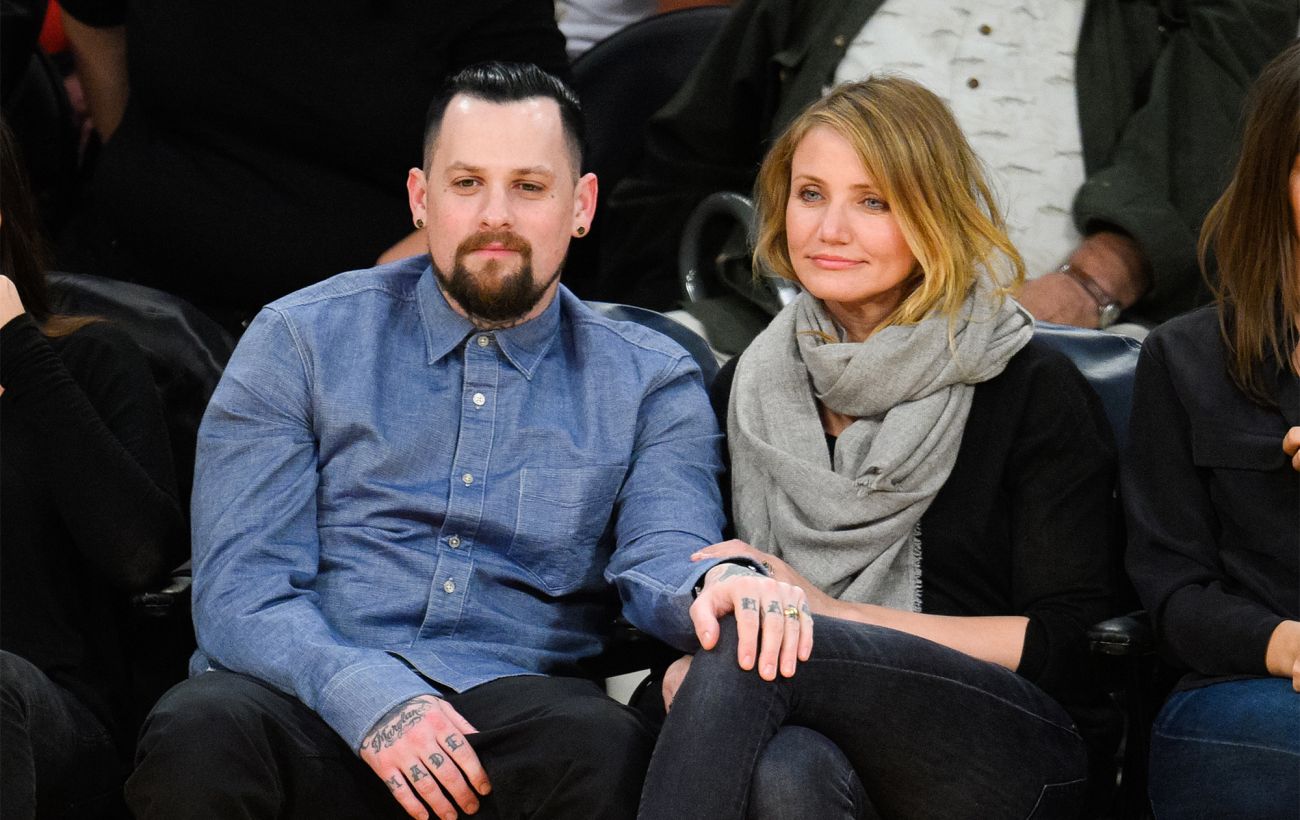 Экзотикалық орыс душ порно Шырынды қыз қара әтешті тез сорып, үстіне секіреді