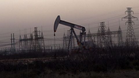 Страны ОПЕК+ договорились увеличить добычу нефти в марте