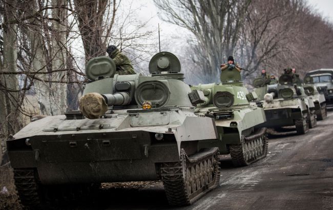 Росія перекидає танки до українського кордону, - Bloomberg