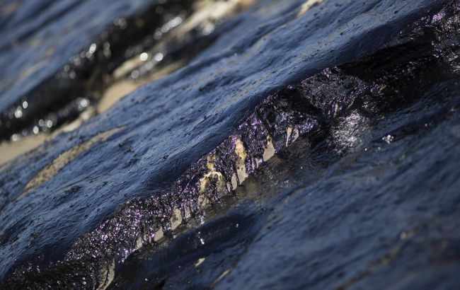 В РФ произошла утечка нефтепродуктов в Черное море: огромное пятно движется к Крыму