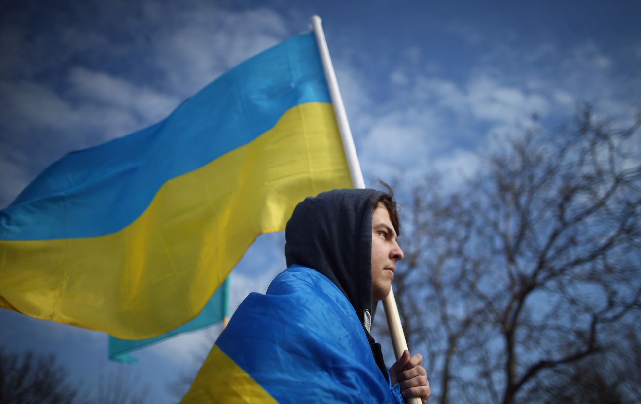 Боюсь украинцев. Украинцы с флагом. Украинка с флагом. Парень с флагом Украины. Украинец с флагом Украины.