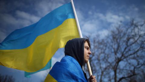 У Криму на підтримку полонених моряків підняли український прапор