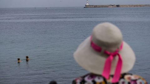 Накрыл апокалипсис: в Крыму на пляжи выпал снег (фото)