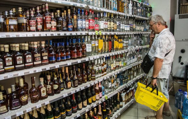 У Зеленського пропонують заборонити оплату цигарок та алкоголю в готівкою