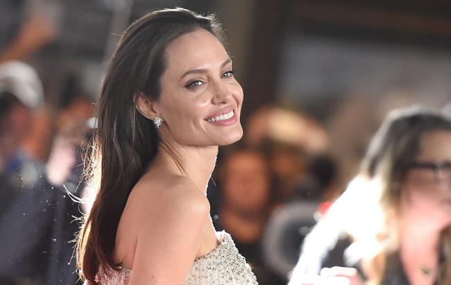 Анджелина Джоли и британский миллиардер готовятся усыновить ребенка