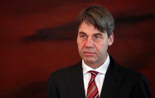 Помер радник Меркель у нормандському форматі щодо Донбасу