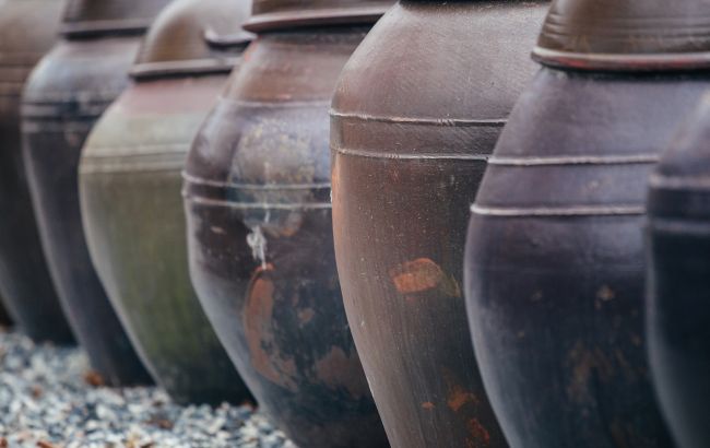 В Києві на пустирі знайшли урни з прахом померлих: деталі скандалу