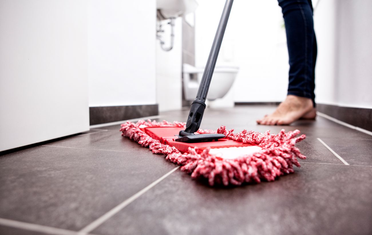 Миття підлоги сіллю: для чого наші бабусі використовували цей давній ритуал і як це робити зараз