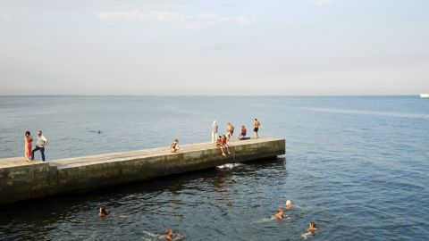 В Одесі море вкрилося токсичною білою піною: відома причина забруднення (фото)