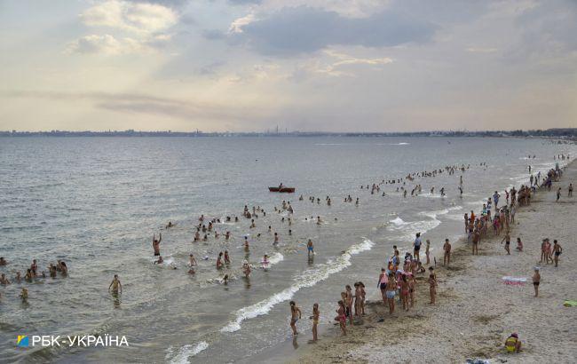 Відпочивальників на Азовському морі наздогнала нова напасть: що це і як вберегтися (фото)