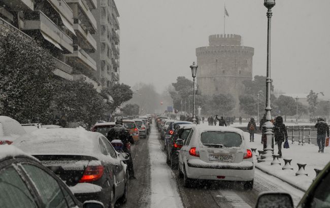 В Афинах из-за снегопада частично закрыли метро и отложили COVID-вакцинацию