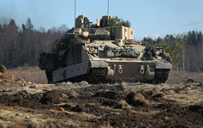 США показали, як відправляють БМП Bradley в Україну (відео)