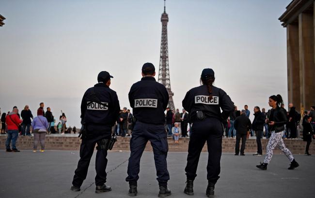 В метро Парижа мужчина с ножом набросился на полицейских