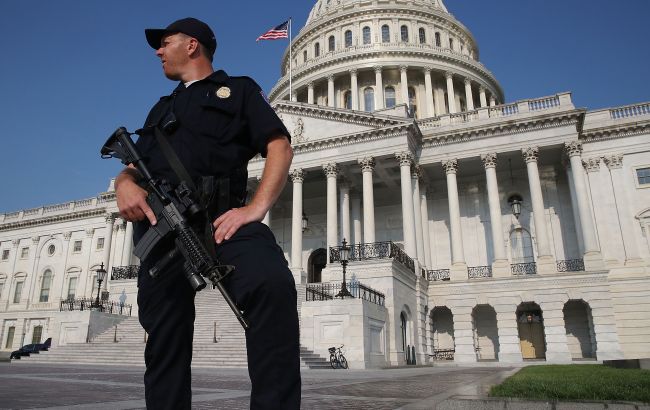 В США сенатора грубо заковали в наручники на пресс-конференции: что произошло