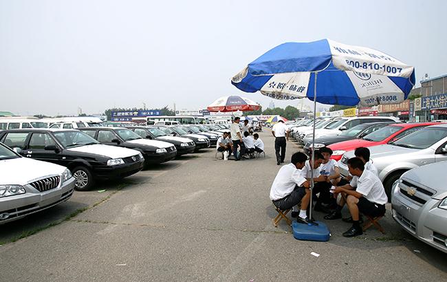 Китай планирует вдвое снизить налог на покупку автомобилей, - Bloomberg