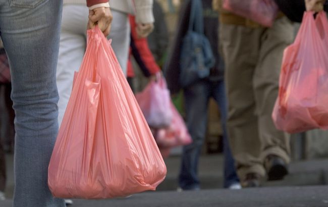 Украинцам придется платить за одноразовые пластиковые пакеты в маркетах: названа цена
