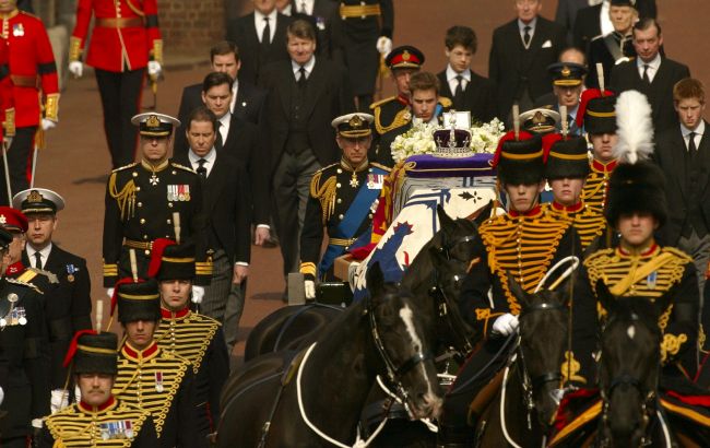 Єлизавета II порушила традицію через принца Гаррі заради похорону Філіпа
