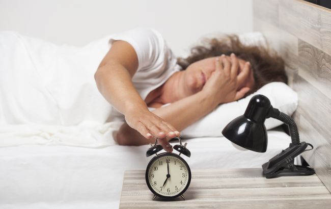 Переход на зимнее время: психиатр объяснил, как избежать стресса после перевода часов