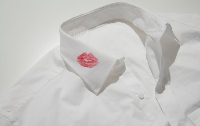 Після палких поцілунків: як видалити сліди від помади з одягу