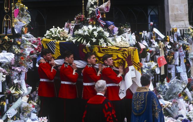 Как хоронили принцессу Диану 24 года назад: Чарльз рыдал, а Елизавета II нарушила важное правило