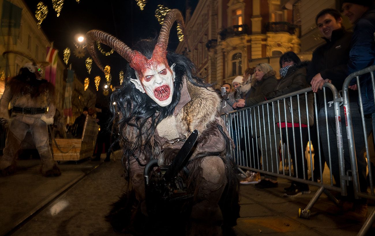 16 божевільних способів зустріти Новий рік інших країнах: від танців у шкурах до ночі на кладовищі