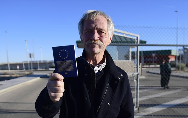 Блакитна карта ЕС: чому вона така бажана для українців за кордоном і які дає можливості