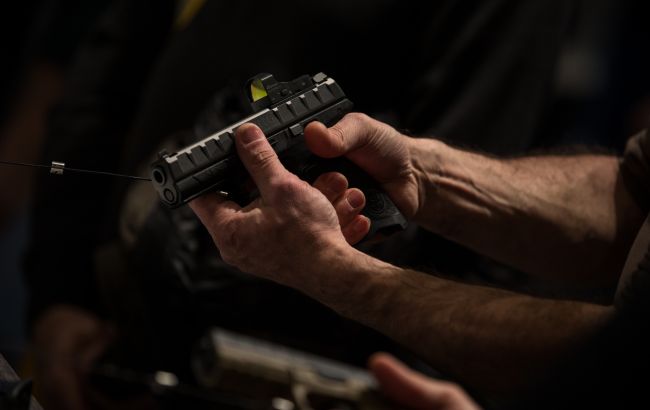 В Киеве велосипедист стрелял по авто ветеранки: пуля едва не попала в ребенка