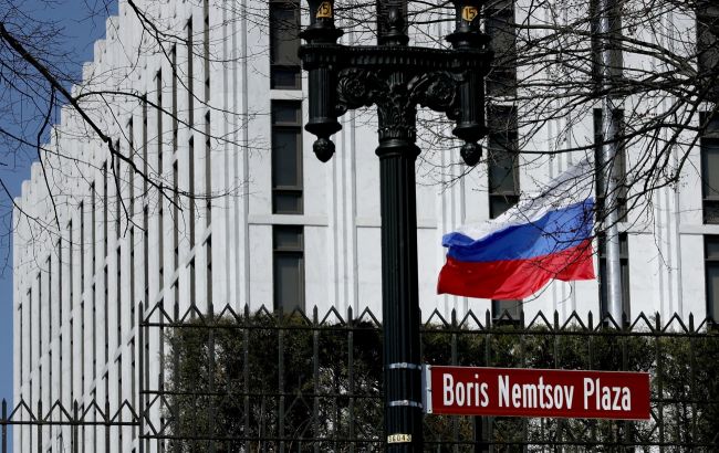 США высылают десять российских дипломатов