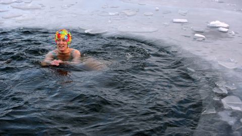 Як купатися на Водохреща і не захворіти: кому не можна занурюватися в крижану воду