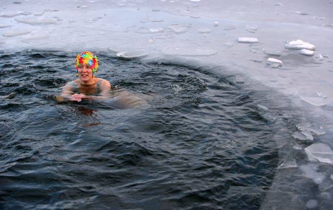 Як купатися на Водохреща і не захворіти: кому не можна занурюватися в крижану воду