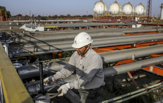 Москва ищет "черный" выход. Как РФ из-за санкций Запада продает больше нефти в Азию