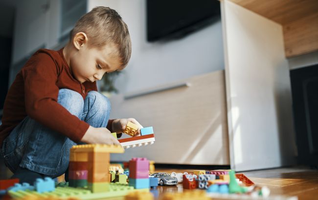 Тягла за капюшон і кричала: у Львові зі скандалом звільнили виховательку дитсадка