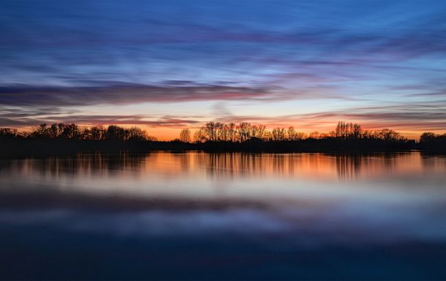 В небе над Киевской областью заметили серебристые тучи. Синоптики дали объяснение (фото)