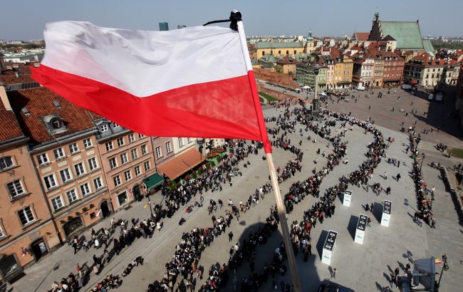 У Польщі зажадали пояснень від РФ через зняття державного прапора в Катині