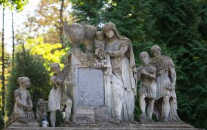 Жизнь на костях: города Украины и мира, построенные на старых кладбищах