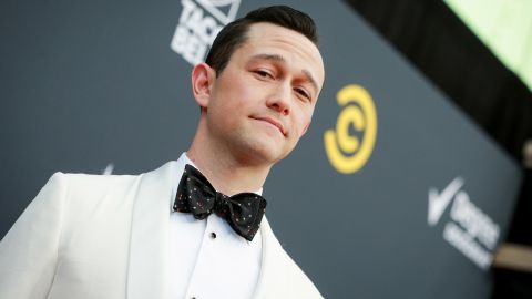 Звезда Голливуда показал фото Львовского вокзала и обратился к украинцам за помощью