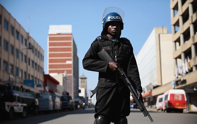 В Зимбабве полиция опечатала штаб-квартиру оппозиции