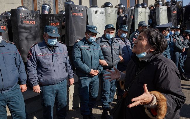 Протесты в Ереване продолжаются: к дому правительства стянули полицейских