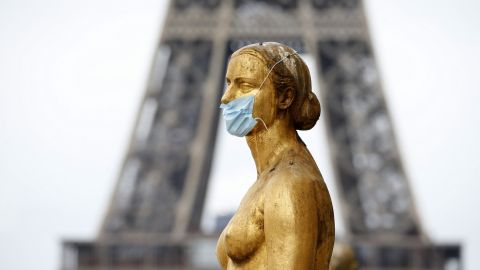 Украинцев, вакцинированных от COVID-19, будут впускать во Францию без тестов